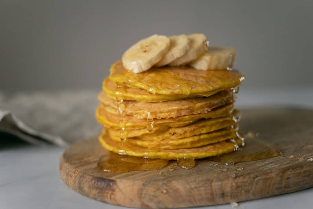 Pancakes topped with banana